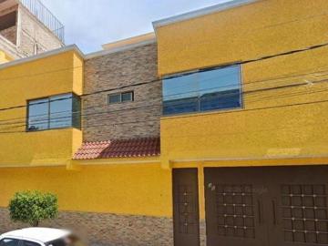 Casa en Venta en Calle 33 Maravillas Nezahualcóyotl Estado de México!