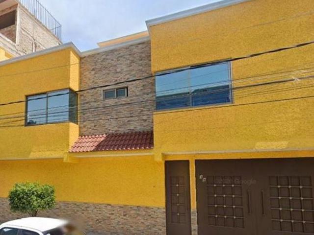 Casa en Venta en Calle 33 Maravillas Nezahualcóyotl Estado de México!