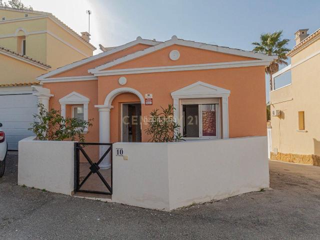 Casa en venta en Calp, Cometa. Bungalow adosado moderno de una sola planta con 2 dormitorios y 2 baños, garaje y piscina comunitaria. Casas.
