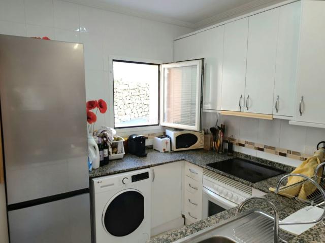 Casa en venta en Calp, Cometa. Bungaló con dos dormitorios en una urbanización cerrada con vistas panorámicas en Calpe, a 3,5 km del mar. Solárium, terraza, jard. Casas.