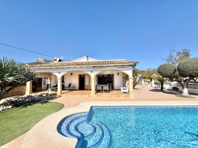 Casa en venta en Calp, Benicolada Las Adelfas. Exclusiva casa independiente con piscina y jardín en Pda. Benicolada, Calpe. Casas.