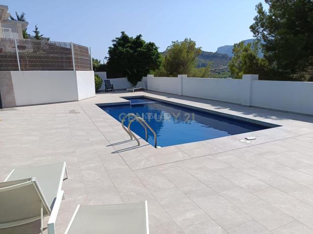 Casa en venta en Calp, La Empedrola. CASA ADOSADA EN CALPE CON IMPRESIONANTES VISTAS A LA SIERRA DE BERNIA. Casas.