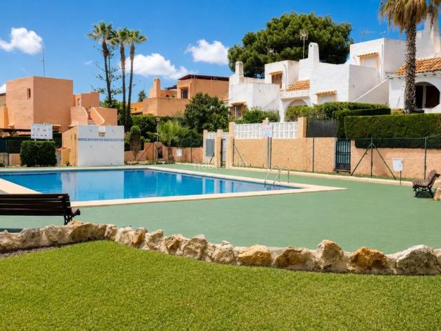 Casa en venta en Calp, Marisol Park Ortembach Los Almendros. Encantadora casa renovada en una tranquila urbanización de Calpe. Casas.