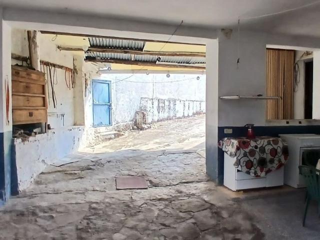 Casa en venta en Calzada de Calatrava. Casa en venta Con Gran patio exterior, espacios amplios y salón con chimenea. Casas Calzada de.