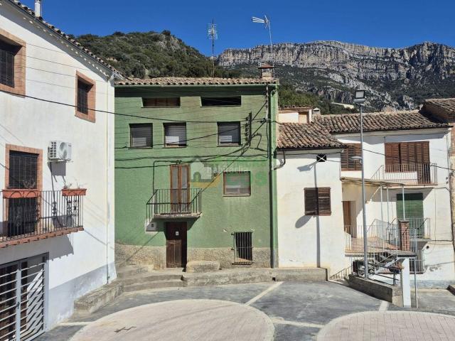 Casa en venta en Camarasa. CASA de PUEBLO en venta en uno de los lugares mas bellos de Montsec,con posibilidad de hacer deportes o simplemente caminar. Casas.