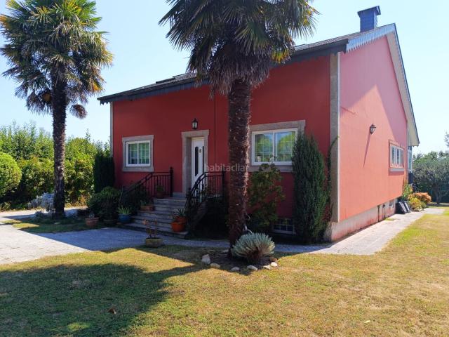 Casa en venta en Cambre. * UN JARDÍN ENORME, UN PORCHE CON ENCANTO Y LA CIUDAD A UN PASO *. Casas.