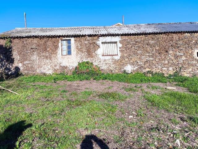 Casa en venta en Cambre. Casa con terreno para rehabilitar en Outeiro, Cela de Cambre. Casas.