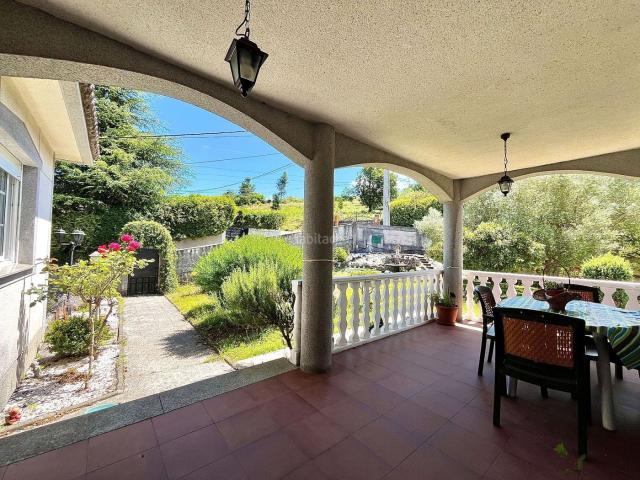 Casa en venta en Cambre. Casa independiente con jardín, amplia parcela y múltiples posibilidades a 15 minutos de A Coruña. Casas.