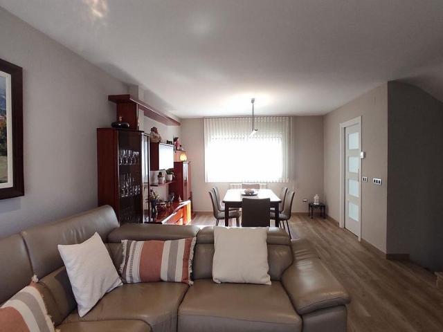 Casa adosada en venta en avenida Sant Pere D'auira, Campdevanol, de 148 m² 4 habitaciones por 298.000