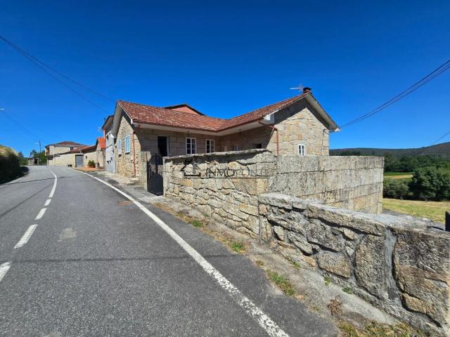 Casa en venta en Campo Lameiro. Casa de piedra totalmente reformada con amplia finca Lista para entrar a vivir Se vende casa de piedra del país, completamente re. Casas Campo.