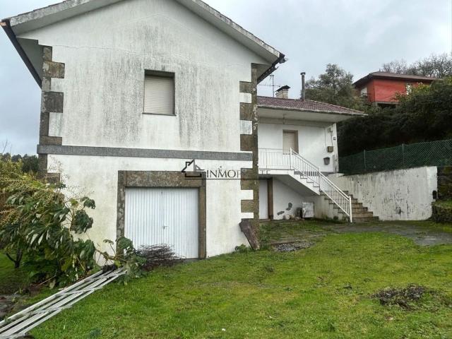Casa en venta en Campo Lameiro. Se vende casa de 200 m con terreno de 2.400 m en la zona de Campo Lameiro Pontevedra Vivienda situada en un entorno tranquilo y co. Casas Campo.