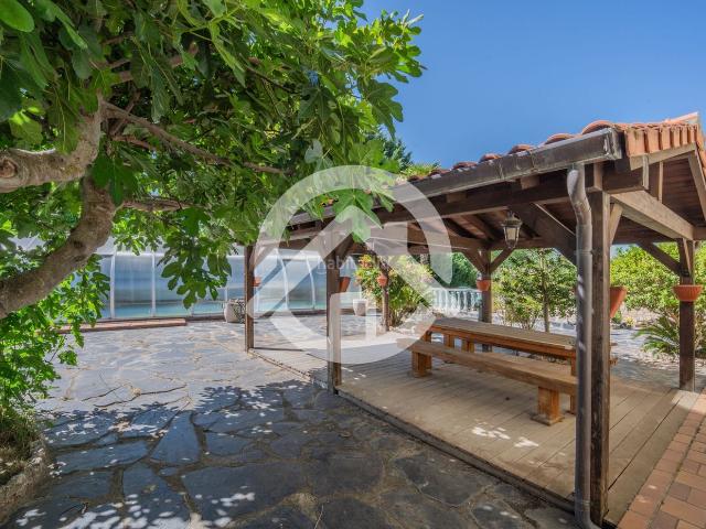 Casa en venta en Campo Real. INMOBILIARIA TAGONIA vende en exclusiva este espectacular chalet unifamiliar situado en la Urbanización Montehermoso, en Campo Rea. Casas Campo.