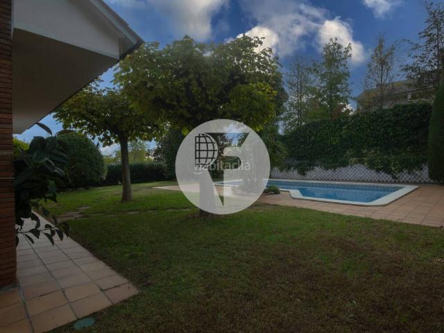 Casa en venta en Canovelles. Magnífica casa en venta a 4 vientos de 352 m en zona residencial de Canovelles, próxima a Granollers. Casas.