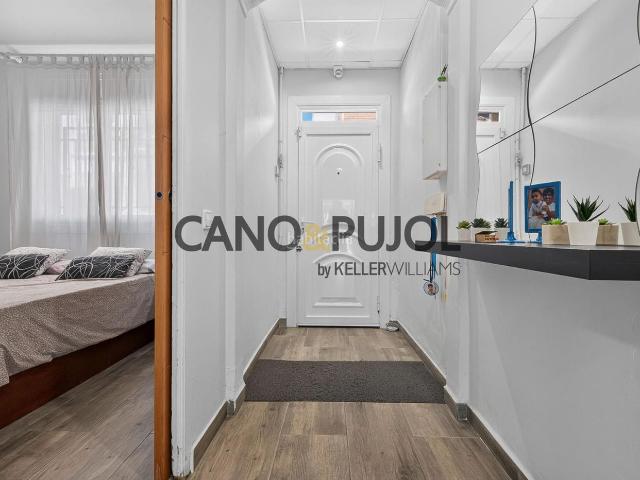 Casa en venta en Canovelles. Vivienda de una sola planta, tipo casa de pueblo entre medianeras, con una distribución muy cómoda y un gran potencial. Casas.