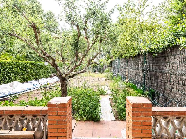 Casa en venta en Cànoves i Samalús. CASA CON GRAN PATIO SEMI REFORMADA. Casas Cànoves i.