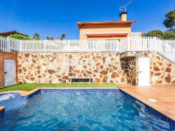 Casa en venta en Cànoves i Samalús. Tu refugio perfecto entre naturaleza, privacidad y bienestar. Casas Cànoves i.