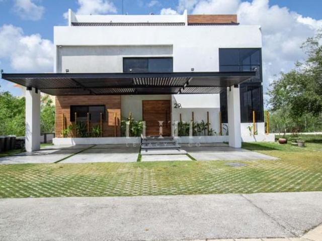 Casa de 4 Recámaras en Venta en Cancun Country Club