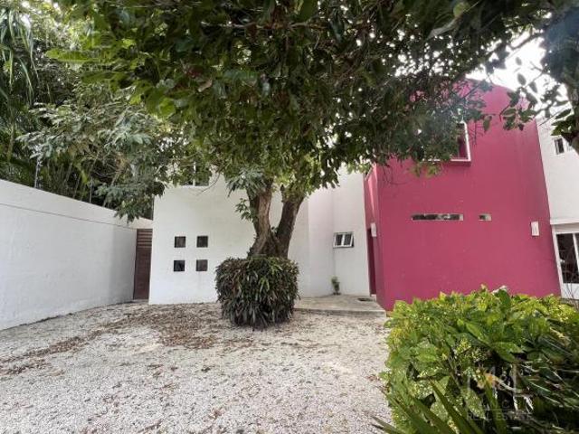 Casa en Venta en Cancún de 3 Recámaras con Alberca, Supermanzana 17
