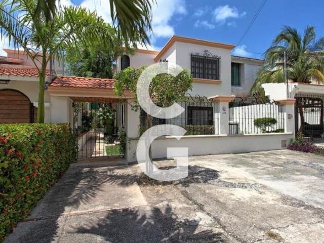 Casa en Venta en Cancún en Calle Farallón SM 15 con 3 Recámaras