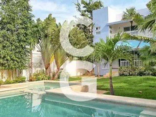 Casa en Venta en Cancún en Residencial Lagos del Sol con Amplio Jardín y Alberca