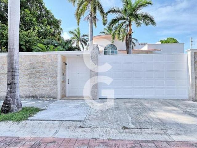 Casa en Venta en Cancún en SM 11 con Amplio Jardín y Alberca 1450 m2 de Terreno