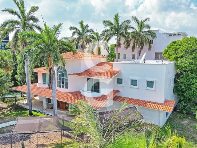 Casa en Venta en Canc?n en SM 11 con Amplio Jard?n y Alberca 1450 m2 de Terreno