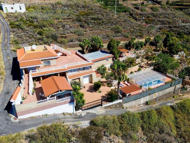 Casa en venta en Candelaria, Cuevecitas Malpaís. MANSIÓN INDEPENDIENTE EN CANDELARIA VISTAS PANORÁMICAS MAR Y MONTAÑA APARTAMENTO INDEPENDIENTE PISCINA PRIVADA 3.174 M TERRENO. Casas.