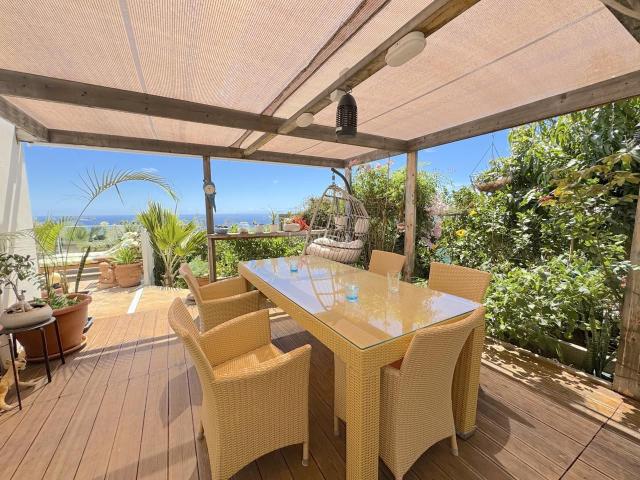 Casa en venta en Candelaria, Araya. Chalet independiente con terreno urbano, piscina y vistas abiertas al mar en Araya Candelaria. Casas.