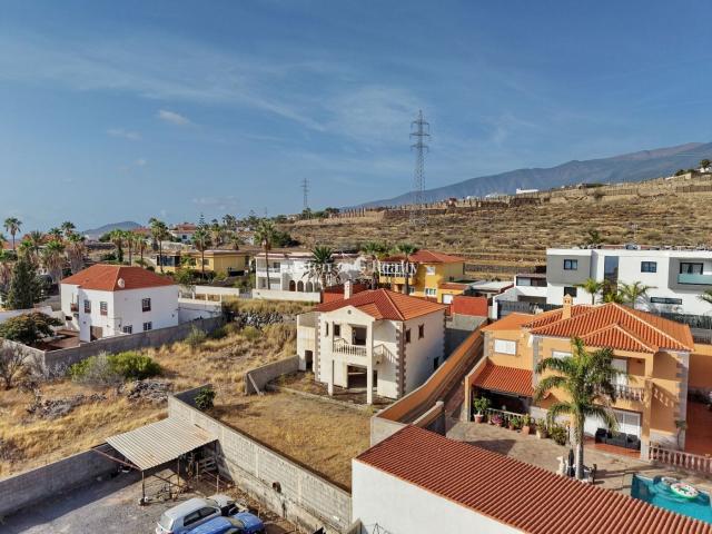 Casa en venta en Candelaria, Araya. Villa en obra gris de 200 m2, parcela de 520 m2 y acceso privado en Candelaria. Casas.