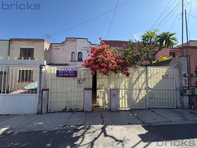 Casa en Venta en Candiles | 2 Recamaras, Amplio Patio y Excelente Conectividad