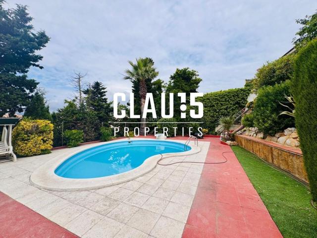 Casa en venta en Canet de Mar. Exclusiva casa en venta con impresionantes vistas al mar, jardín privado y piscina en Canet de Mar. Casas Canet de.