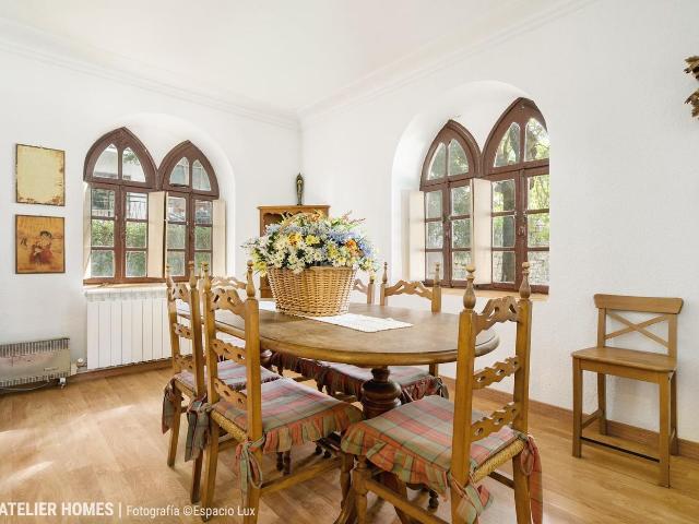 Casa en venta en Canfranc. Villa histórica con 900 m2 de jardín en el corazón de CanfrancEstación. Casas.