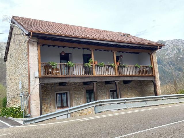 Casa en venta en Cangas de Onís. CASA INDEPENDIENTE DE 300 M2 CONSTRUIDOS CERCA DE PLAYAS Y PICOS DE EUROPA. Casas Cangas de.