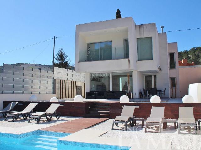 Casa en venta en Canyelles. Bonita casa independiente en venta con piscina y jardín en zona tranquila. Casas.