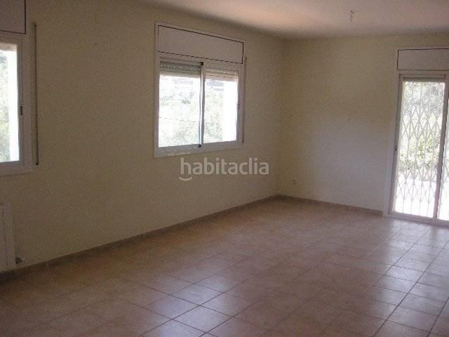 Casa en venta en Canyelles. Casa de 4 habitaciones, precisa reformas. Casas.
