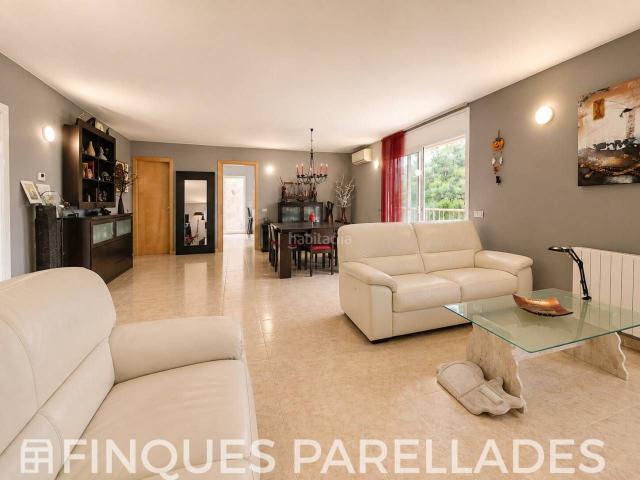Casa en venta en Canyelles. Casa independiente rodeada de naturaleza en la Urbanización California de Canyelles. Casas.