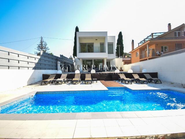 Casa en venta en Canyelles. ELEGANCIA, DISEÑO Y LUZ EN PLENA NATURALEZA, A SOLO 10 MINUTOS DE SITGES. Casas.