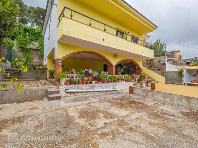 Casa en venta en Canyelles. Encantadora casa independiente con jardín, piscina, huerto y amplios espacios. Casas.