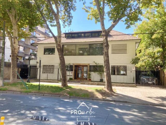 Casa en Venta en Casa Comercial para Oficina en Suecia con Lota Terreno 720 m2, Providencia