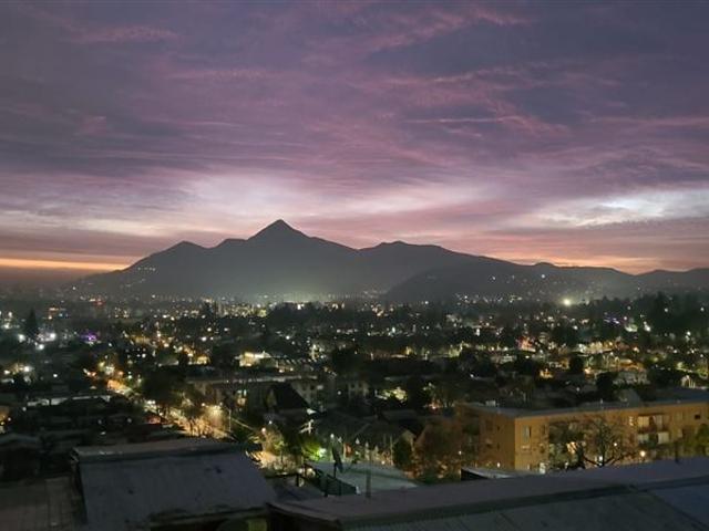 Casa en Venta en Casa Cerro 18 Norte, Lo Barnechea 4 dormitorios, 1 baño, gran terraza con vista a la comuna