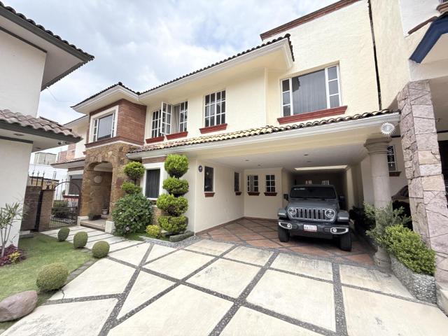 Casa en Venta en Casa de Campo Metepec Terreno en Esquina con Excedente