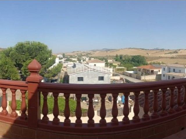 Casa en venta en Casabermeja. Gesbermeja pone a la venta magnífica propiedad independiente asentada sobre una parcela llana de 1.200 m, con 500 m construidos. Casas.