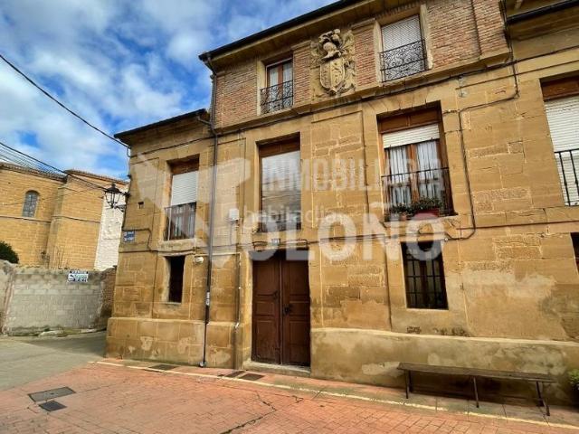 Casa en venta en Casalarreina. Casa de piedra con escudo. Casas.