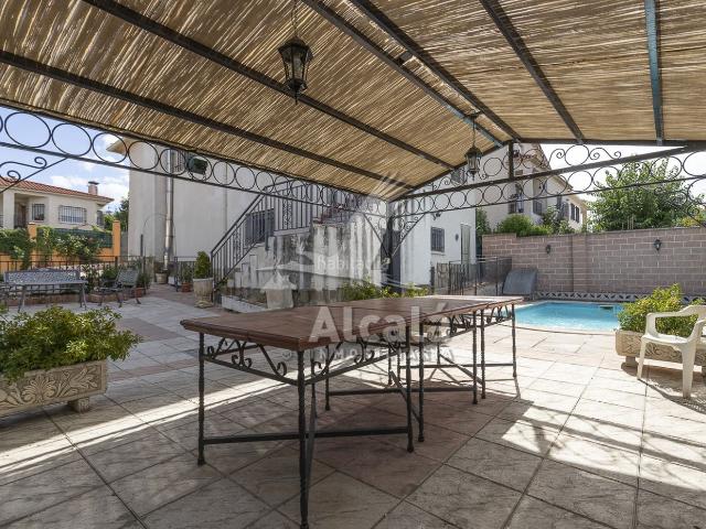 Casa en venta en Casar de Escalona El. Acogedora casa independiente de 5 dormitorios con piscina y jardín en El Casar de Escalona, Toledo. Casas Casar de Escalona.