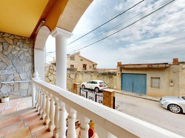 Casa en venta en Casinos. Espectacular chalet independiente de 365 m2 Amplitud total y máxima privacidad con todos los dormitorios en suite. Casas.
