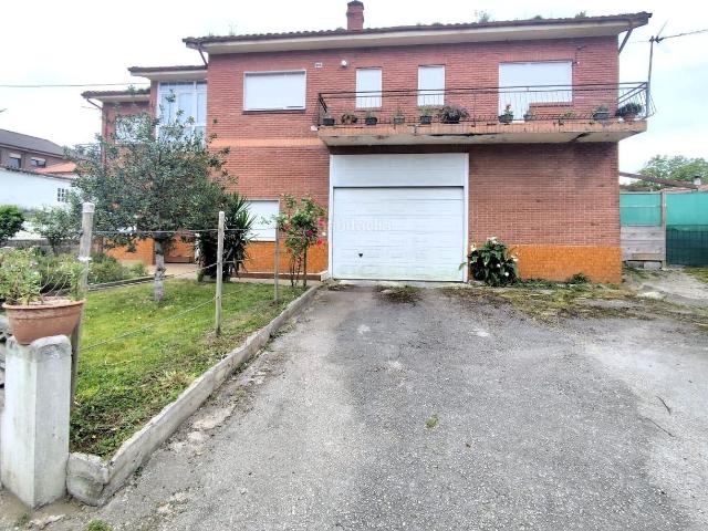 Casa en venta en Castañeda. Casa independiente con jardín en Castañeda. Casas.