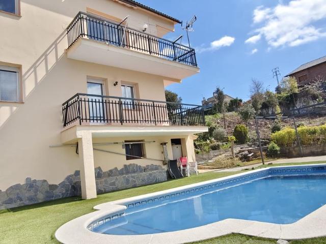 Casa en venta en Castellví de la Marca. Casa a cuatro vientos en urbanización El Lladoner. Casas Castellví de la.