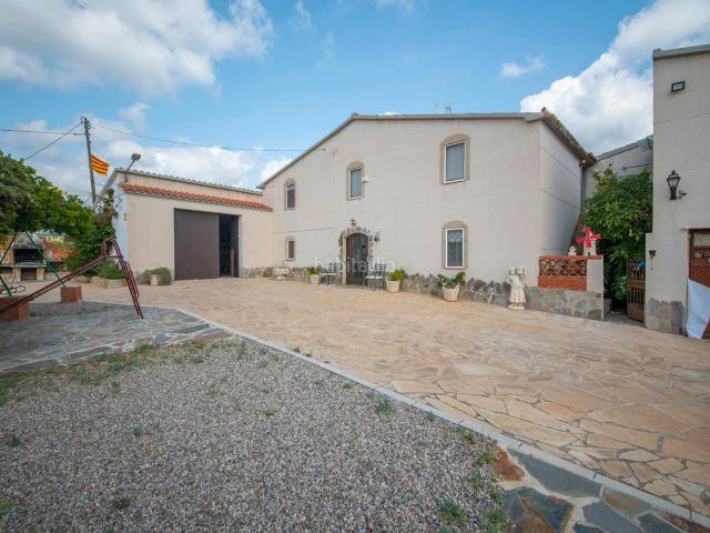 Casa en venta en Castellví de la Marca. Masía del siglo XIX con gran terreno y equipamiento rural en la Toscana Catalana. Casas Castellví de la.