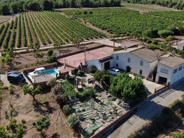 Casa en venta en Castellví de la Marca. Masía del siglo XIX con gran terreno y equipamiento rural en la Toscana Catalana. Casas Castellví de la.