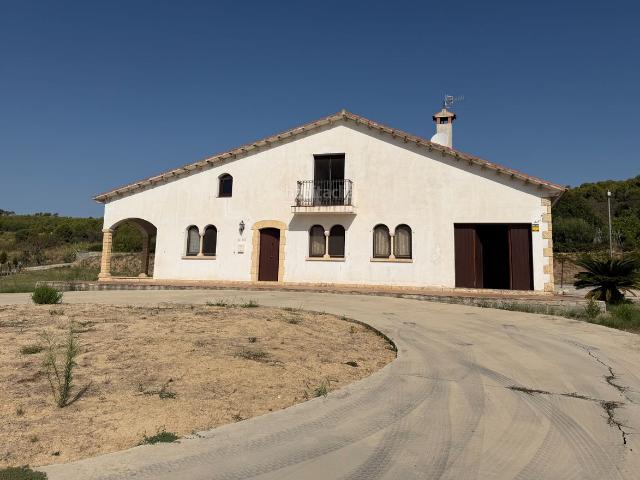 Casa en venta en Castellví de la Marca. Gran casa con 1.887 m² de parcela, amplios espacios, vistas abiertas y muchísimo potencial. Casas Castellví de la.